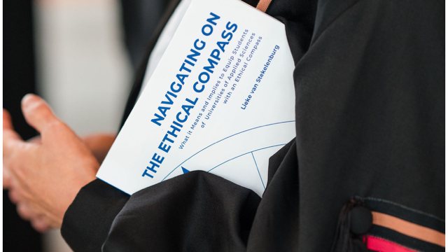 Het proefschrift Navigating on the Ethical Compass van Lieke van Stekelenburg